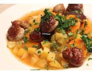Bratwurst-Stew mit Möhren, Steckrübe und Porree