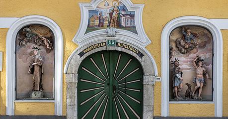 Heimatmuseum Mariazell – Restauration der Schutzheiligen in den Eingangsnischen