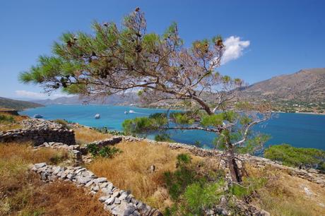 Klimatabelle Kreta: Blick von Spinalonga auf den Golf von Elounda bei strahlender Sonne