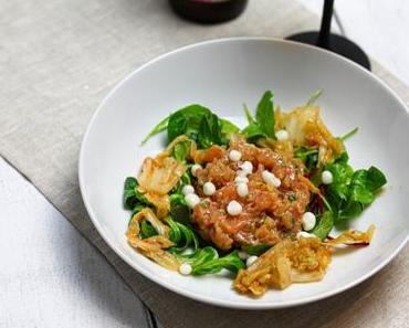 Selbstgemachter Kimchi mit Tatar vom marinierten Lachs und Kefir Kaviar