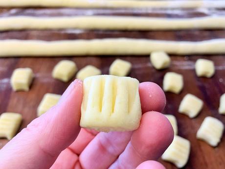 Hausgemachte Kartoffel-Gnocchi mit Butter und Salbei einfach uns schnell gemacht