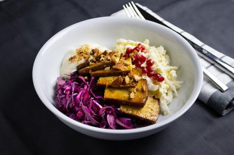 Vegane Keto Bowl mit zweierlei Kraut und mariniertem Tofu