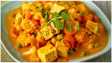 Thaicurry mit Hähnchen, Süßkartoffeln, Paprika, Zucchini, Champignons, Zuckererbsen und Tomaten