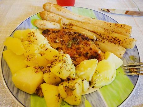 Schnitzel mit Spargel und Kartoffeln