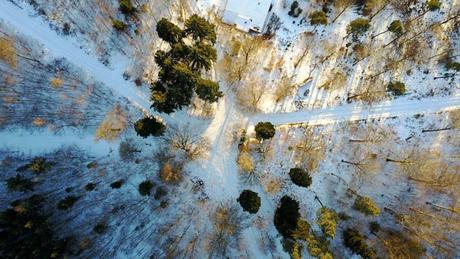 Winterlandschaft mit Drohne aufgenommen