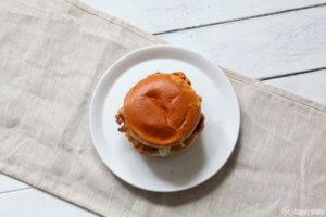 Frittiertes Hähnchen - Sandwich mit Basilikumpesto