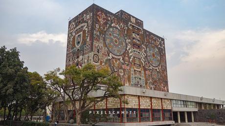 Das Gebäude der Universitäts-Bibliothek in Mexiko-Stadt