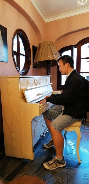 Piano spielen im Crazy House