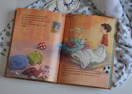 Im Kindergarten geht eine Frage um: „Willst du bei mir schlafen?“ Doch Jojo hat doch noch nie irgendwo ohne seine Eltern übernachtet. Wie soll das nur gehen? Vielleicht mit Idas Geheimtrick? #übernachten #kind #vorlesen #bilderbuch #kindergarten #schlafen #woanders #trick