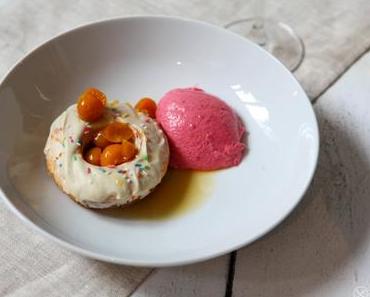 Himbeer-Gin Mousse mit Physalis Ragout im Donut