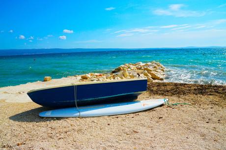 Wassertemperatur Adria: Surfbrett mit Boot an der Adria