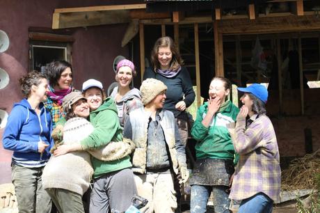 Mudgirls – Frauen bauen ökologische Lehmhäuser auf Bestellung