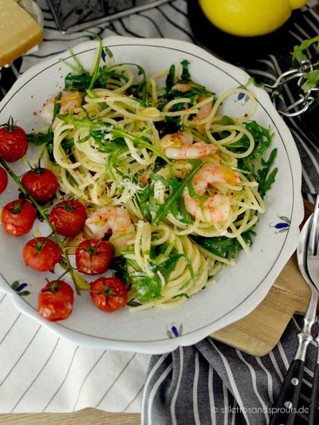Spaghetti mediterran mit Garnelen, Rucola und Tomaten aus dem Ofen