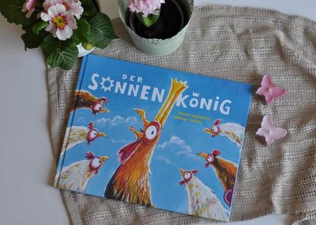 Jeden Morgen geht auf dem Hühnerhof die Sonne auf. Und jeden Morgen wird sie von Konrad, dem Hahn, mit einem lauten „Kikeriki!“ begrüßt. Konrad hat eine Idee: Warum den Hühner nicht weiß machen, dass die Sonne nur deshalb aufgeht, weil er kräht. #bilderbuch #ostern #vorlesen #hahn #lügen #könig