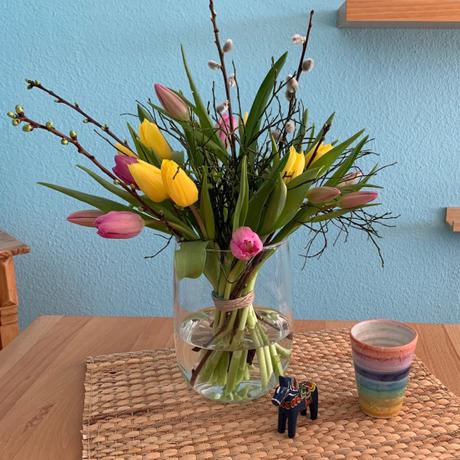 Friday-Flowerday – oder – Jetzt wird‘s bunt: Tulpen und ein Regenbogenbecher