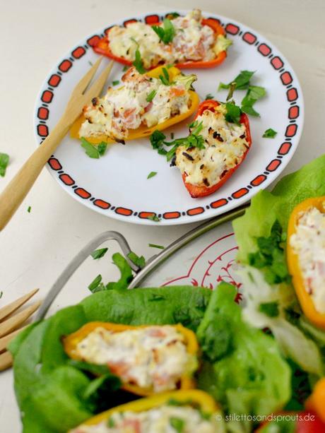 Klein und handlich, so wie Fingerfood sein soll: bunte Mini-Paprika gefüllt mit Frischkäse, Tomaten und Hühnchen