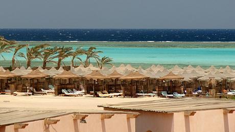 Wassertemperatur Marsa Alam: Strand am Roten Meer bei Marsa Alam mit Korallenriff im Hintergrund