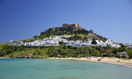 Wassertemperatur Rhodos: Die Stadt Lindos auf Rhodos mit der Akropolis als Wahrzeichen im Hintergrund