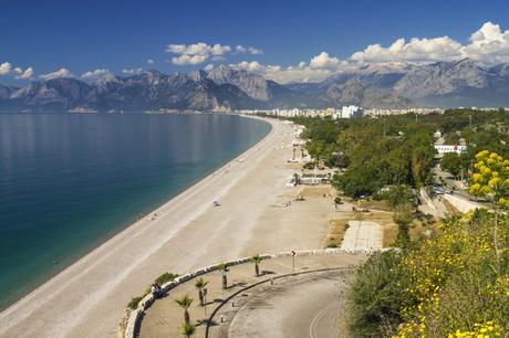 Wassertemperatur Antalya: Konyaaltı Beach bei Antalya mit Gebirge (Beydağları-Berge) im Hintergrund