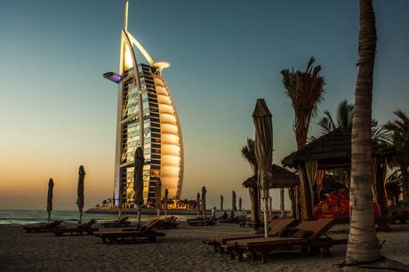 Wassertemperatur Dubai: Das segel-förmige Luxushotel Burj Al Arab mit Badestrand in Dubai