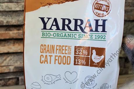 Es ist nicht so einfach mit dem Futter bei meinen Mädels und es muss öfters was neues her #Yarrah #Katzen #Snacks