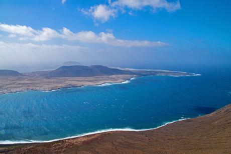 Wassertemperatur Lanzarote: Aussicht von der Plattform Mirador del Río auf die vegetationslose Atlantikküste von Lanzarote
