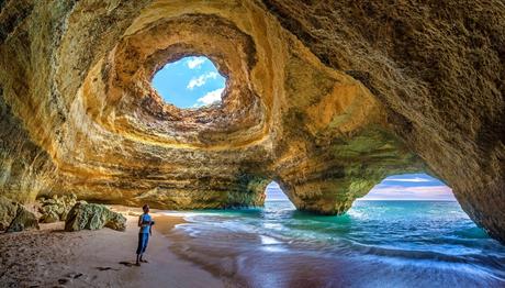Wassertemperatur Algarve: Die Höhle von Benagil am Badestrand Praia de Benagil in der Nähe von Lagoa