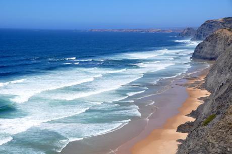 Wassertemperatur Atlantik: Atlantikküste an der Algarve, Portugal, mit felsiger Steilküste und ausgeprägtem Wellengang