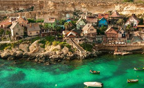 Wassertemperatur Malta: Kulissenstadt Popeye Village bei Mellieħa