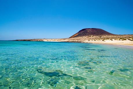 Wassertemperatur Kanaren: Traumhafter Sandstrand Playa Francesa mit azurblauem Wasser in der Provinz Las Palmas auf dem Chinijo-Archipel neben Lanzarote