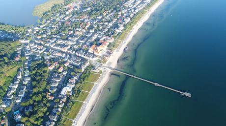 Wassertemperatur Binz: Ostseebad Binz auf Rügen aus der Luft, Badestrand mit Seebrücke und Kurhaus