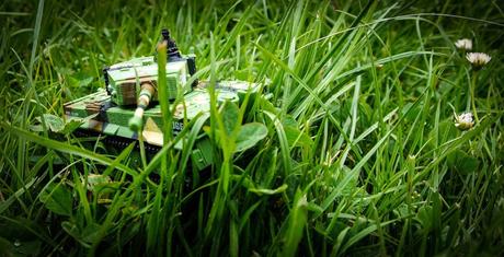 Spielzeugpanzer im Gras