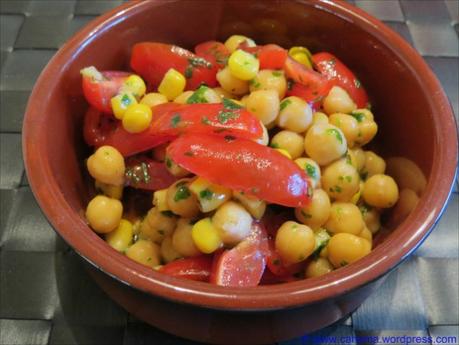 Kichererbsensalat mit Tomaten und Mais