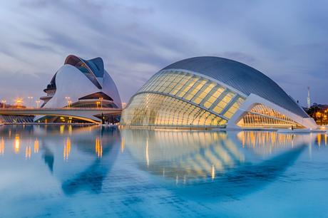 Wassertemperatur Valencia: Kulturelles Gebäude L’Hemisfèric mit Planetarium und Kino vom Architekt Santiago Calatrava Valls