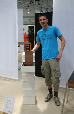 Tim Trella, Gewinner des zweiten Platzes, mit seinem Stück „Pappschachteln harzgetränkt gestapelt“.