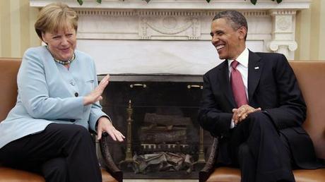 19 Böllerschüsse, Freiheitsmedaille und Apfelstrudel: Der US-Präsident hat bei Merkels Besuch alles aufgefahren, was das Protokoll hergibt. Merkel bedankt sich mit einer Reihe von Zugeständnissen.