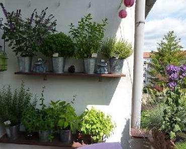 Auf dem Balkon blueht es