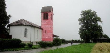Kunst: rosa Kirchturm von Attiswil