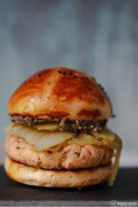 Lachsburger mit karamelisierten Fenchel und Oliventapenade