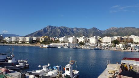 Wassertemperatur Marbella: Hafen von Marbella, umgeben von Hotels und Apartments, im Hintergrund das weiße Gebirge (Sierra Blanca) mit Muschelgipfel (Pico de la Concha)