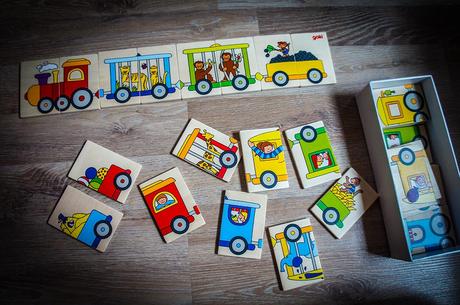 Gesellschaftsspiele für Kinder ab 4 Jahre:: Holz Puzzle Eisenbahn Memo Spiel von Goki ausgebreitet auf dem Boden. Zu sehen sind einzelne Puzzleteile und ein bunt zusammengelegter Zug.