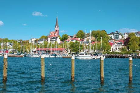 Wassertemperatur Flensburg: Fischereihafen von Flensburg mit Kirche und Stadtteil St. Jürgen (Jürgensby, Kapitänsviertel) im Hintergrund