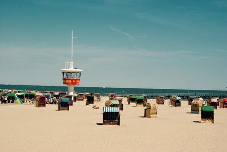 Wassertemperatur Lübecker Bucht: Badestrand von Travemünde mit Strandkörben und DLRG-Turm