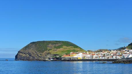 Wassertemperatur Azoren: Küstenort Velas auf der Azoreninsel São Jorge, links der Berg Miradouro do Morro Das Velas