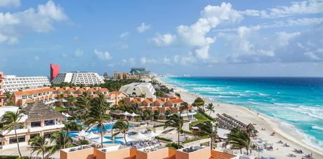 Wassertemperatur Cancun: Hotelanlagen mit Strand auf Landzunge vor Cancun
