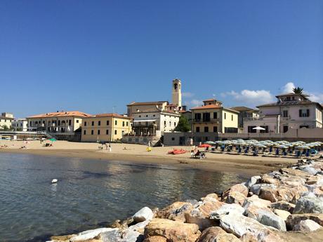Wassertemperatur Toskana: Badestrand mit Kirche von San Vincenzo an der Etruskerküste