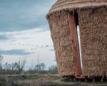 Künstler bauen Strohhütte, die aussieht wie ein Heuhaufen