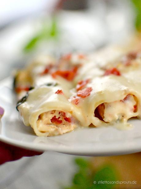 Die herzhafte Füllung der Cannelloni besteht aus Ricotta, Kapern, Zwiebeln, Knoblauch, Tomate, Paprika. Schinken und Basilikum