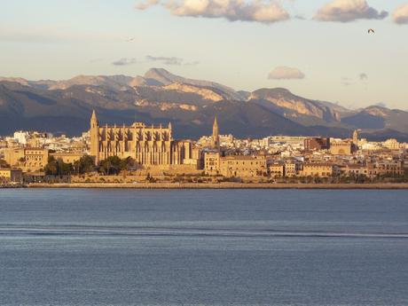 Wassertemperatur Palma de Mallorca: Blick vom Mittelmeer auf Palma de Mallorca, etwas links der Bildmitte die Kathedrale von Palma, in der Bildmitte der Kirchturm von Iglesia de Santa Eulàlia, im Hintergrund das Tramuntana-Gebirge