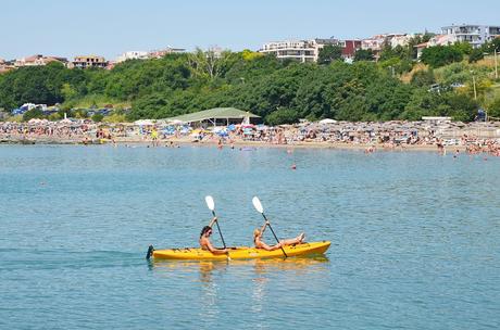 Wassertemperatur Burgas: Zwei Paddler im Schwarzen Meer vor einem Badestrand bei Burgas